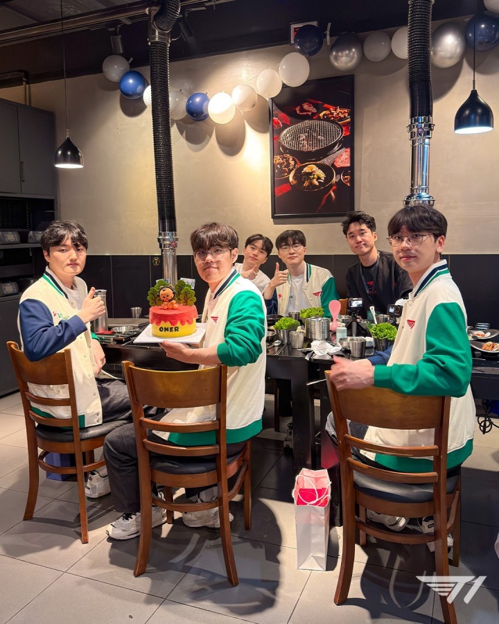T1公布首发选手聚餐合照：吃着烤肉给Oner庆祝生日